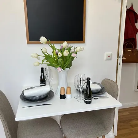 1 Zentral Balkon Parkplatz *