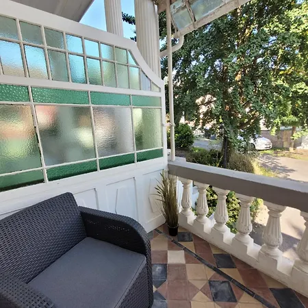 1 Zentral Balkon Parkplatz דירה באד פירמונט