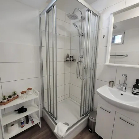 1 Zentral Balkon Parkplatz *