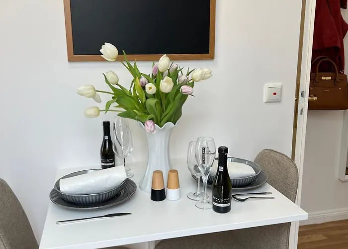 1 Zentral Balkon Parkplatz *