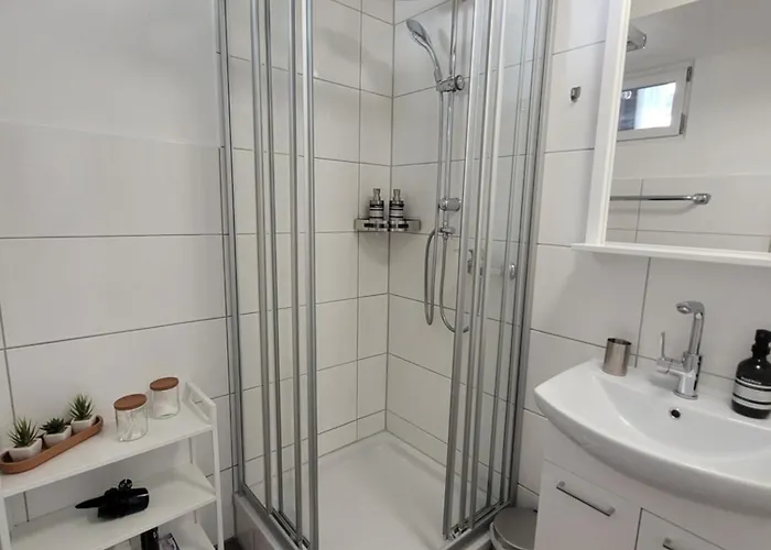 1 Zentral Balkon Parkplatz *